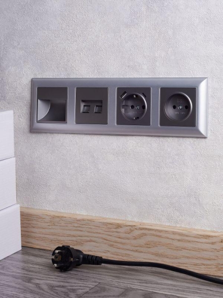 Рамка 4-м BRITE РУ-4-Бр алюм./алюм. IEK BR-M42-12-K47 Рамка 4-м BRITE РУ-4-Бр алюм./алюм. IEK BR-M42-12-K47