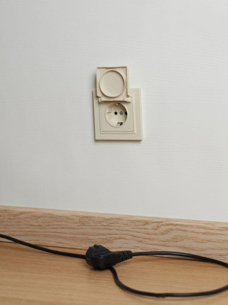 Розетка BRITE РСбш10-3-44-БрКр 16А IP44 с заземл. защ. шторки с крышкой механизм беж. IEK BR-R16-16-44-K10