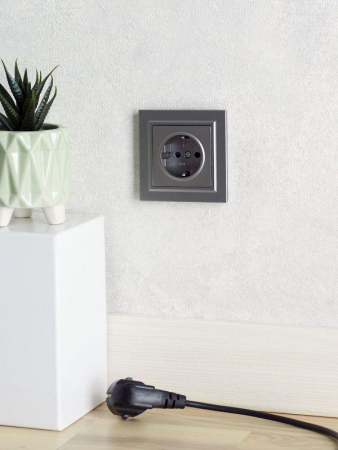 Розетка 1-м СП BRITE РС14-1-0-БрС 16А с заземл. защ. шторки механизм сталь IEK BR-R14-16-K46 Розетка 1-м СП BRITE РС14-1-0-БрС 16А с заземл. защ. шторки механизм сталь IEK BR-R14-16-K46