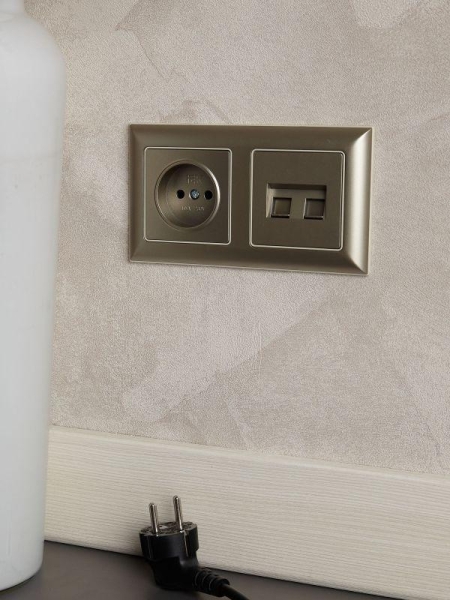 Рамка 2-м BRITE РУ-2-Бр беж./шампань IEK BR-M22-12-3-K10 Рамка 2-м BRITE РУ-2-Бр беж./шампань IEK BR-M22-12-3-K10