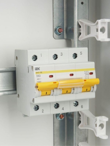 Выключатель автоматический модульный 3п D 63А 10кА ВА47-100 KARAT IEK MVA40-3-063-D Выключатель автоматический модульный 3п D 63А 10кА ВА47-100 KARAT IEK MVA40-3-063-D