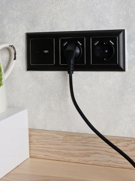 Рамка 3-м BRITE РУ-3-Бр хром/черн. IEK BR-M32-12-2-K23 Рамка 3-м BRITE РУ-3-Бр хром/черн. IEK BR-M32-12-2-K23