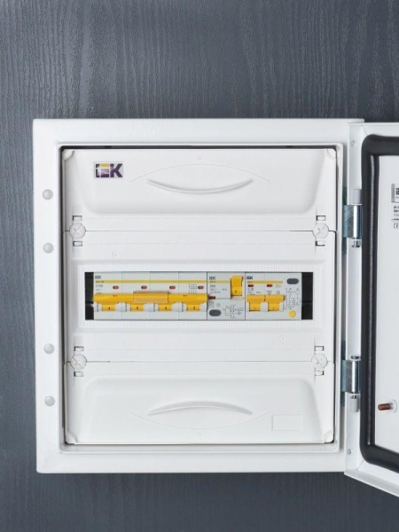 Выключатель автоматический модульный 4п C 100А 10кА ВА47-100 KARAT IEK MVA40-4-100-C Выключатель автоматический модульный 4п C 100А 10кА ВА47-100 KARAT IEK MVA40-4-100-C
