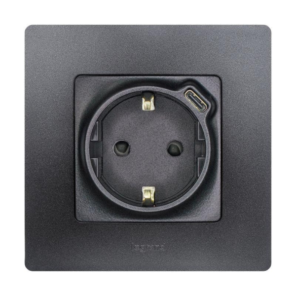 Розетка USB C Etika 16А 250В 1500мА 7.5Вт с заземл. защ. шторки безвинт. зажимы антрацит IEK 672688 Розетка USB C Etika 16А 250В 1500мА 7.5Вт с заземл. защ. шторки безвинт. зажимы антрацит IEK 672688