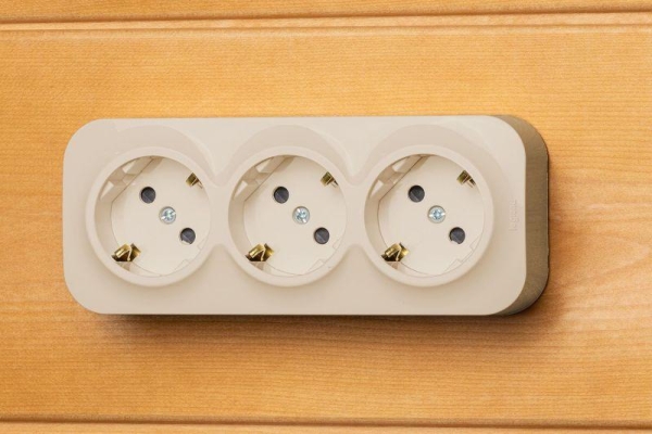 Розетка 3-м ОП Quteo 16А IP20 250В 3х2P+E с заземл. защ. шторки сл. кость IEK 782268 Розетка 3-м ОП Quteo 16А IP20 250В 3х2P+E с заземл. защ. шторки сл. кость IEK 782268