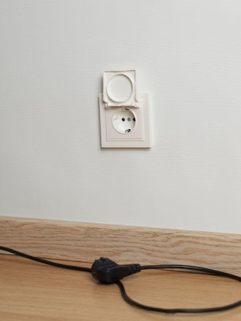 Розетка BRITE РСбш10-3-БрЖ 16А IP20 с заземл. защ. шторки с крышкой механизм жемчуж. IEK BR-R16-16-K36 Розетка BRITE РСбш10-3-БрЖ 16А IP20 с заземл. защ. шторки с крышкой механизм жемчуж. IEK BR-R16-16-K36