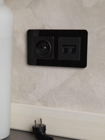 Розетка BRITE РС10-1-0-БрЧ 10А без заземл. без защ. шторок механизм черн. IEK BR-R10-10-K02