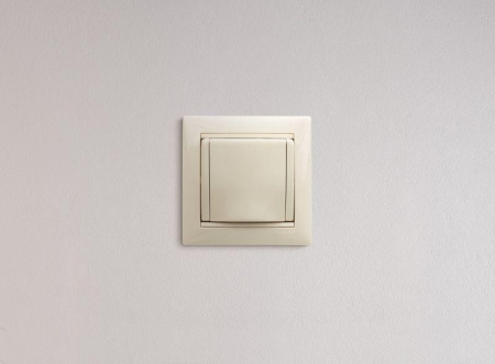 Розетка 1-м СП Valena 16А IP21 2P+E с заземл. защ. шторки с крышкой винты механизм сл. кость IEK 774322 Розетка 1-м СП Valena 16А IP21 2P+E с заземл. защ. шторки с крышкой винты механизм сл. кость IEK 774322