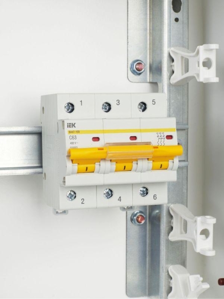 Выключатель автоматический модульный 3п C 63А 10кА ВА47-100 KARAT IEK MVA40-3-063-C Выключатель автоматический модульный 3п C 63А 10кА ВА47-100 KARAT IEK MVA40-3-063-C