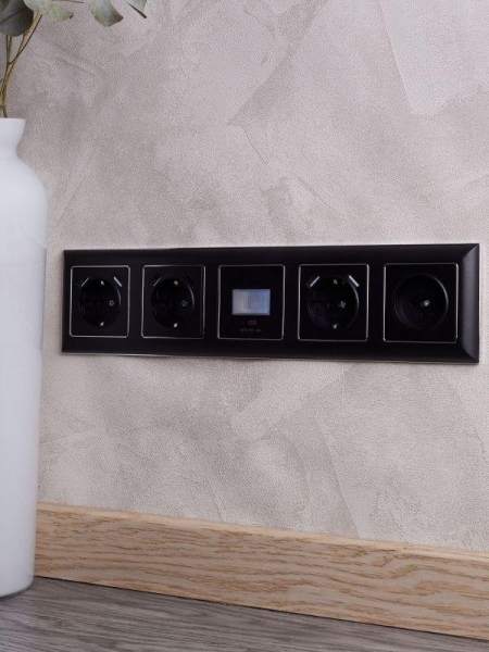 Рамка 5-м BRITE РУ-5-Бр хром/черн. IEK BR-M52-12-2-K23 Рамка 5-м BRITE РУ-5-Бр хром/черн. IEK BR-M52-12-2-K23