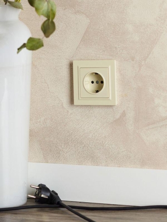 Розетка BRITE РС14-1-0-БрКр 16А с заземл. защ. шторки механизм беж. IEK BR-R14-16-K10 Розетка BRITE РС14-1-0-БрКр 16А с заземл. защ. шторки механизм беж. IEK BR-R14-16-K10