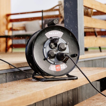 Удлинитель на метал. катушке 4х40 с заземл. IP44 КГ 3х1.5 c защ. крышкой Rexant 13-5012