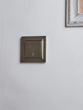 Выключатель проходной 1-кл. СП BRITE ВС10-1-7-БрШ 10А с индик. механизм шампань IEK BR-V12-1-10-K37