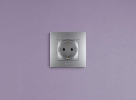 Розетка 1-м СП Etika 16А IP31 250В 2P+E с заземл. защ. шторки немецк. стандарт винтов. клеммы механизм алюм. IEK 672422 Розетка 1-м СП Etika 16А IP31 250В 2P+E с заземл. защ. шторки немецк. стандарт винтов. клеммы механизм алюм. IEK 672422