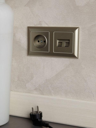 Розетка BRITE РС10-1-0-БрШ 10А без заземл. без защ. шторок механизм шампань IEK BR-R10-10-K37