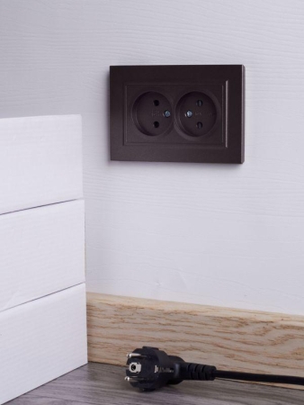 Розетка 2-м СП BRITE РСш12-2-БрТБ 10А в сборе без заземл. защ. шторки бр. IEK BR-R23-10-K45-F Розетка 2-м СП BRITE РСш12-2-БрТБ 10А в сборе без заземл. защ. шторки бр. IEK BR-R23-10-K45-F