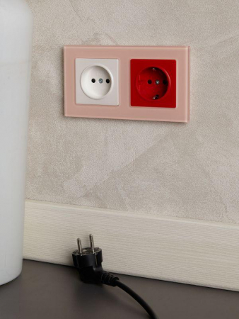 Розетка BRITE РС14-1-0-БрК 16А с заземл. защ. шторки механизм красн. IEK BR-R14-16-K04