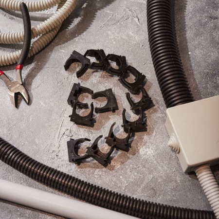 Держатель для труб (клипса) d25мм для монтажного пистолета черн. Rexant 28-0425-2