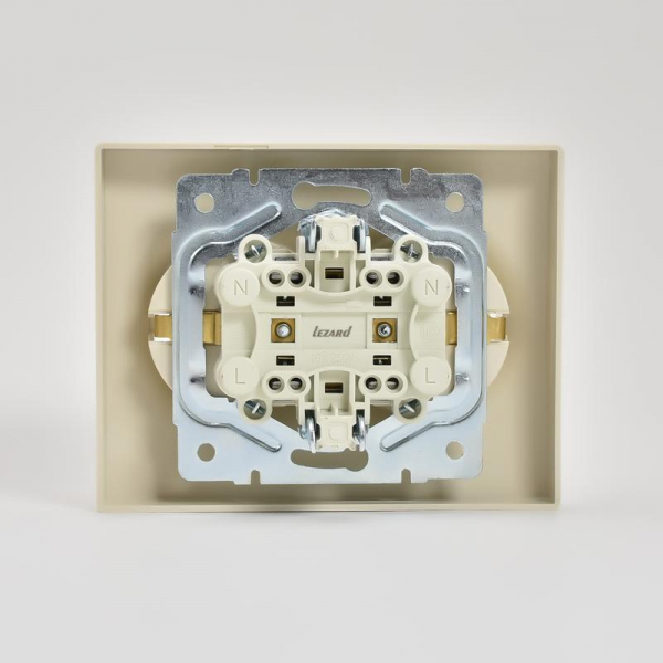 Розетка 2-м СП Karina с заземл. термопласт крем. LEZARD 707-0300-127B Розетка 2-м СП Karina с заземл. термопласт крем. LEZARD 707-0300-127B