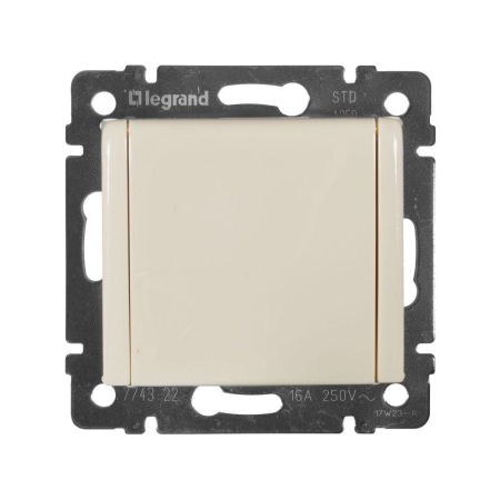 Розетка 1-м СП Valena 16А IP21 2P+E с заземл. защ. шторки с крышкой винты механизм сл. кость IEK 774322 Розетка 1-м СП Valena 16А IP21 2P+E с заземл. защ. шторки с крышкой винты механизм сл. кость IEK 774322