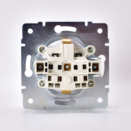 Розетка 1-м СП Karina с заземл. с крышкой термопласт механизм жемчуж./бел. перламутр. LEZARD 707-3088-123B Розетка 1-м СП Karina с заземл. с крышкой термопласт механизм жемчуж./бел. перламутр. LEZARD 707-3088-123B