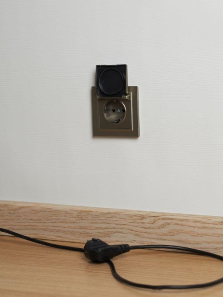 Розетка BRITE РСбш10-3-БрШ 16А IP20 с заземл. защ. шторки с крышкой механизм шампань IEK BR-R16-16-K37 Розетка BRITE РСбш10-3-БрШ 16А IP20 с заземл. защ. шторки с крышкой механизм шампань IEK BR-R16-16-K37