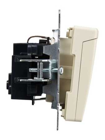 Розетка BRITE РСбш10-3-БрКр 16А IP20 с заземл. защ. шторки с крышкой механизм беж. IEK BR-R16-16-K10