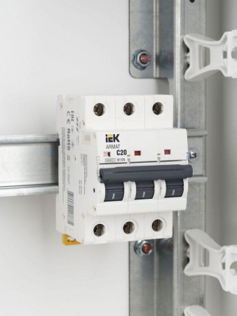 Выключатель автоматический модульный 3п C 20А M10N ARMAT IEK AR-M10N-3-C020 Выключатель автоматический модульный 3п C 20А M10N ARMAT IEK AR-M10N-3-C020