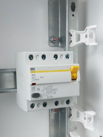 Выключатель дифференциального тока (УЗО) 4п 63А 100мА тип AC ВД1-63 KARAT IEK MDV10-4-063-100 Выключатель дифференциального тока (УЗО) 4п 63А 100мА тип AC ВД1-63 KARAT IEK MDV10-4-063-100