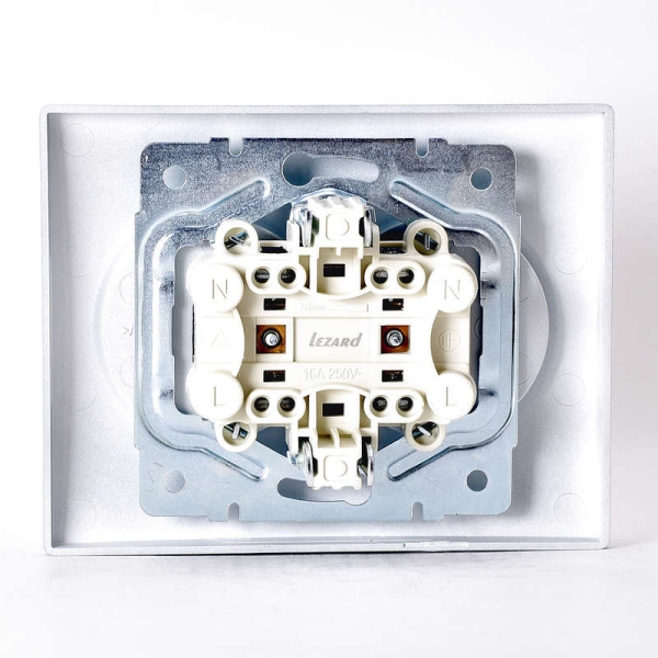 Розетка 2-м СП Karina 16А IP20 без заземл. термопласт матов. серебр. LEZARD 707-4300-128B Розетка 2-м СП Karina 16А IP20 без заземл. термопласт матов. серебр. LEZARD 707-4300-128B