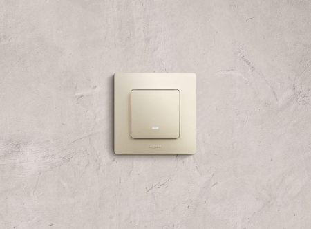 Выключатель 1-кл. СП Etika 10А IP20 250В 10AX с подсветкой/индикацией безвинтов. зажимы механизм сл. кость IEK 672303