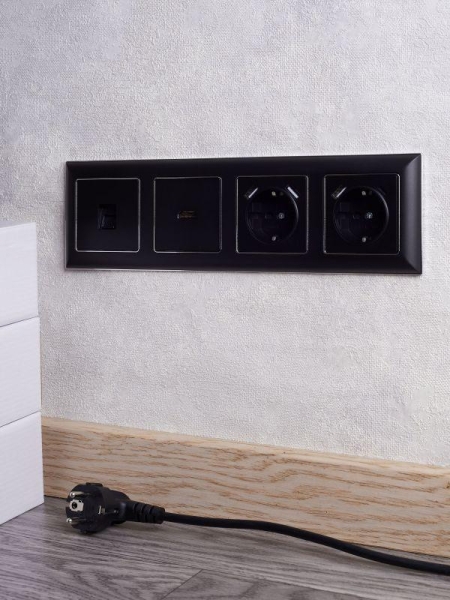 Рамка 4-м BRITE РУ-4-Бр хром/черн. IEK BR-M42-12-2-K23 Рамка 4-м BRITE РУ-4-Бр хром/черн. IEK BR-M42-12-2-K23