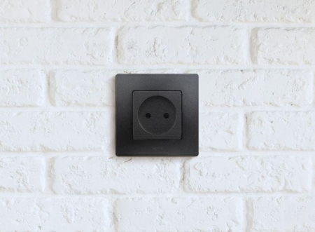 Розетка 1-м СП Etika 16А IP31 250В 2P без заземл. защ. шторки немецк. стандарт винтов. клеммы механизм антрацит IEK 672634 Розетка 1-м СП Etika 16А IP31 250В 2P без заземл. защ. шторки немецк. стандарт винтов. клеммы механизм антрацит IEK 672634