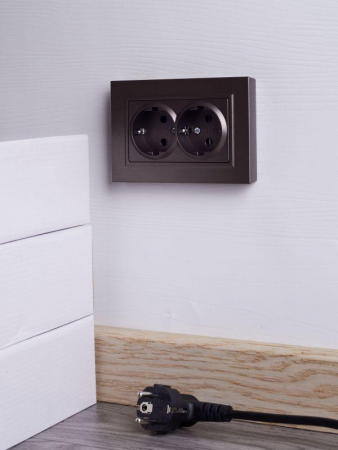 Розетка 2-м СП BRITE РСш12-3-БрТБ 16А в сборе с заземл. защ. шторки бронза IEK BR-R24-16-K45-F