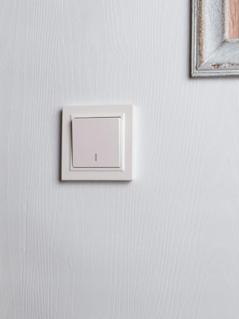 Выключатель проходной 1-кл. СП BRITE ВС10-1-7-БрЖ 10А с индик. механизм жемчуж. IEK BR-V12-1-10-K36