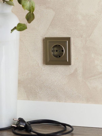 Розетка BRITE РС14-1-0-БрШ 16А с заземл. защ. шторки механизм шампань IEK BR-R14-16-K37 Розетка BRITE РС14-1-0-БрШ 16А с заземл. защ. шторки механизм шампань IEK BR-R14-16-K37