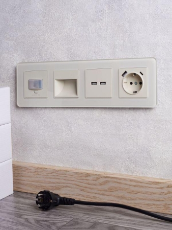 Розетка BRITE РЮш11-1-БрКр 16А с USB A+C 18Вт с заземл. защ. шторки механизм беж. IEK BR-R14-16-U22-018-K10