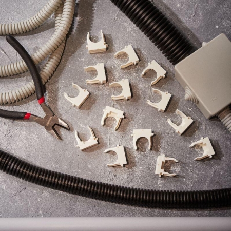 Держатель для труб (клипса) d20мм для монтажного пистолета бел. Rexant 28-0420-3