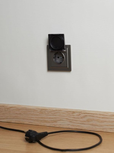 Розетка BRITE РСбш10-3-44-БрС 16А IP44 с заземл. защ. шторки с крышкой механизм сталь IEK BR-R16-16-44-K46