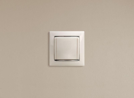 Розетка 1-м СП Valena 16А IP21 2P+E с заземл. защ. шторки с крышкой винты механизм бел. IEK 774422