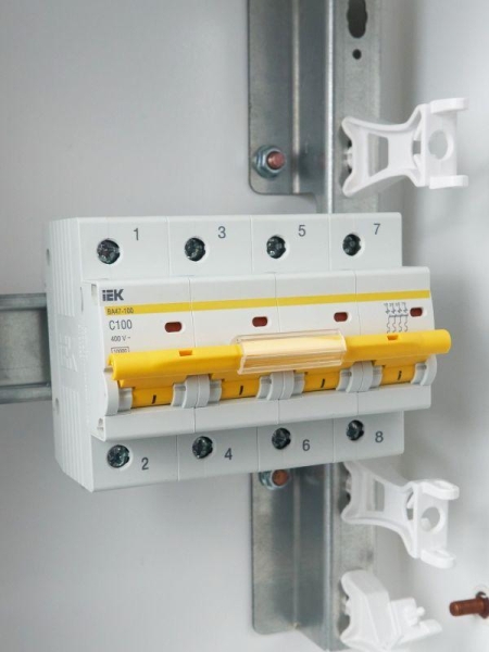 Выключатель автоматический модульный 4п C 100А 10кА ВА47-100 KARAT IEK MVA40-4-100-C Выключатель автоматический модульный 4п C 100А 10кА ВА47-100 KARAT IEK MVA40-4-100-C