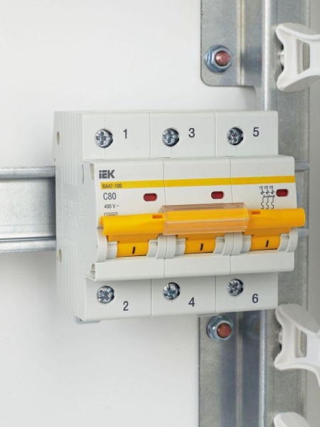 Выключатель автоматический модульный 3п C 80А 10кА ВА47-100 KARAT IEK MVA40-3-080-C Выключатель автоматический модульный 3п C 80А 10кА ВА47-100 KARAT IEK MVA40-3-080-C