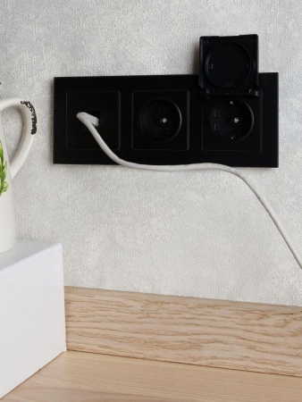 Рамка 3-м BRITE РУ-3-2-Бр стекло черн. матов. IEK BR-M32-G-31-K02