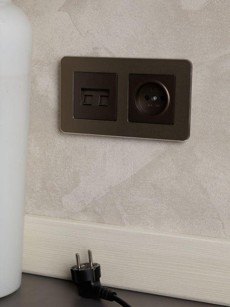 Рамка 2-м BRITE РУ-2-1-Бр метал. латунь RE IEK BR-M22-M-01-K49