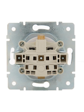 Розетка 1-м СП Karina с заземл. защ. шторки термопласт механизм жемчуж./бел. перламутр. LEZARD 707-3088-124B Розетка 1-м СП Karina с заземл. защ. шторки термопласт механизм жемчуж./бел. перламутр. LEZARD 707-3088-124B