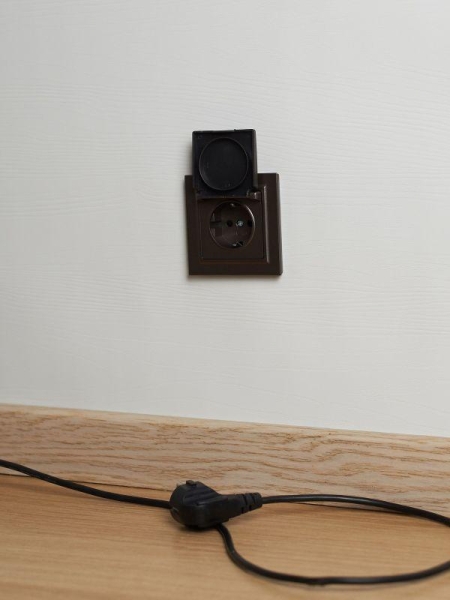 Розетка BRITE РСбш10-3-БрТБ 16А IP20 с заземл. защ. шторки с крышкой механизм бронза IEK BR-R16-16-K45 Розетка BRITE РСбш10-3-БрТБ 16А IP20 с заземл. защ. шторки с крышкой механизм бронза IEK BR-R16-16-K45