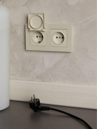 Розетка BRITE РСбш10-3-БрКр 16А IP20 с заземл. защ. шторки с крышкой механизм беж. IEK BR-R16-16-K10