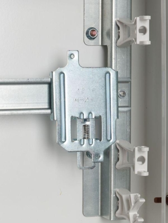 Скоба RCs1 на DIN-рейку для ВА 88-32 KARAT IEK SVA10D-S35-3 Скоба RCs1 на DIN-рейку для ВА 88-32 KARAT IEK SVA10D-S35-3