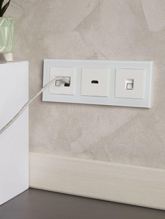 Рамка 3-м BRITE РУ-3-2-Бр стекло бел. матов. IEK BR-M32-G-31-K01