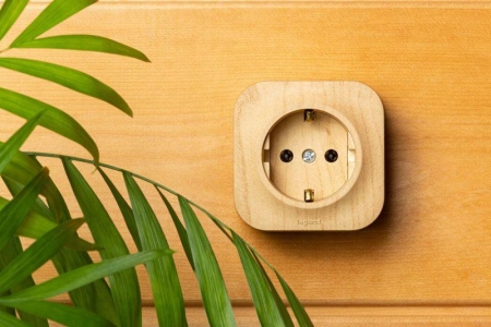 Розетка 1-м ОП Quteo 16А IP20 2P+E с заземл. без защ. шторок дерево IEK 782271 Розетка 1-м ОП Quteo 16А IP20 2P+E с заземл. без защ. шторок дерево IEK 782271